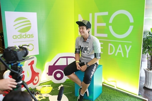 
	
	Đại sứ Thương hiệu Adidas NEO- diễn viên Huỳnh Anh đến từ rất sớm. Anh chàng rất hào hứng vì được MTV phỏng vấn.